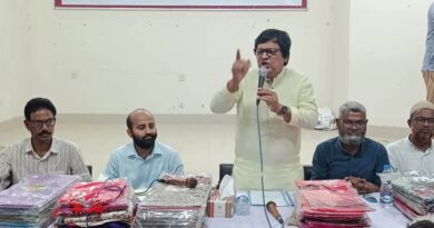 মাদারগঞ্জে দুর্গোৎসবে পূজামণ্ডপে অনুদানের চেক ও দরিদ্র সনাতন পরিবারে শাড়ি বিতরণ করেন – এমপি মোস্তাফিজুর রহমান বাবুল