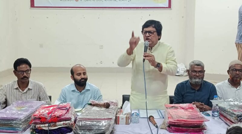 মাদারগঞ্জে দুর্গোৎসবে পূজামণ্ডপে অনুদানের চেক ও দরিদ্র সনাতন পরিবারে শাড়ি বিতরণ করেন – এমপি মোস্তাফিজুর রহমান বাবুল