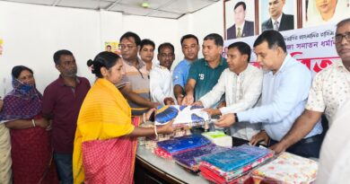 জামালপুর পৌরসভার ৫নং ওয়ার্ডের কাউন্সিলর পদপ্রার্থী রাজুর উদ্যোগে সনাতন ধর্মাবলম্বীদের মাঝে বস্ত্র বিতরণ