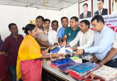 জামালপুর পৌরসভার ৫নং ওয়ার্ডের কাউন্সিলর পদপ্রার্থী রাজুর উদ্যোগে সনাতন ধর্মাবলম্বীদের মাঝে বস্ত্র বিতরণ