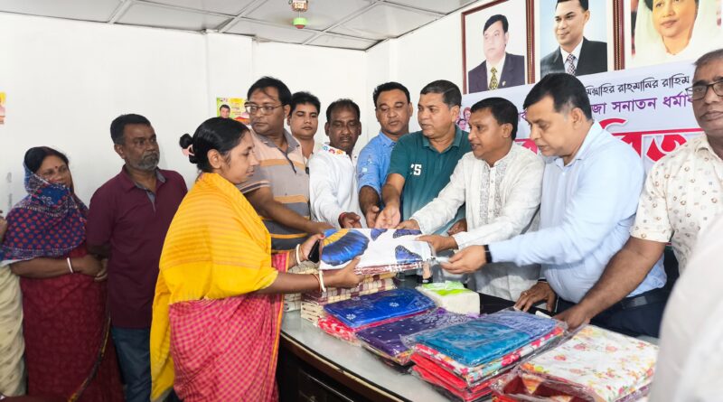 জামালপুর পৌরসভার ৫নং ওয়ার্ডের কাউন্সিলর পদপ্রার্থী রাজুর উদ্যোগে সনাতন ধর্মাবলম্বীদের মাঝে বস্ত্র বিতরণ