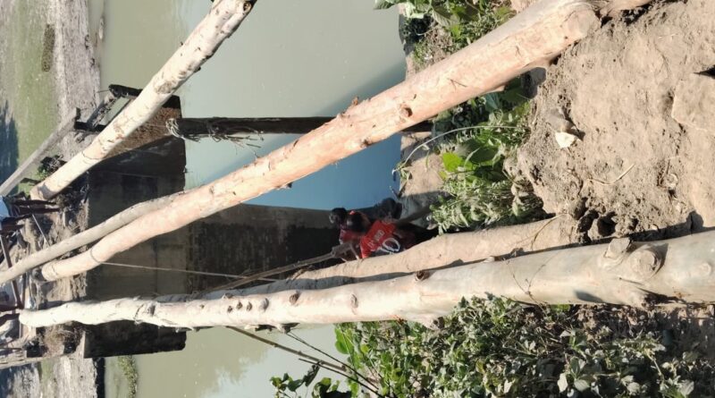 কুলিয়ায় ভাঙা সেতু সংস্কার করলেন চেয়ারম্যান প্রার্থী তৌহিদুল ইসলাম রঞ্জু