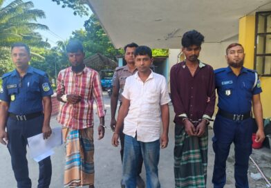 মাদারগঞ্জে ৫০ পিস ইয়াবাসহ স্কুলের দপ্তরিসহ আটক ৩